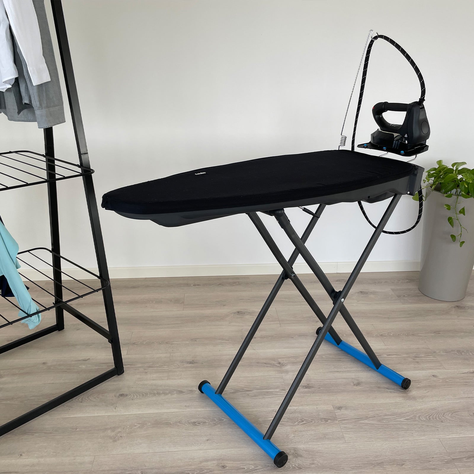 Ironing board with suction and blowing functions - Vivo Full Steam